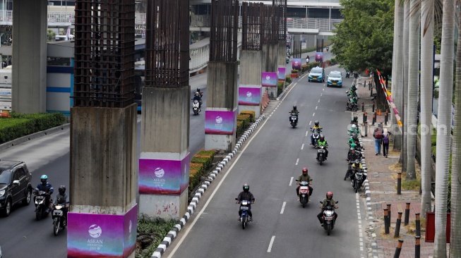 Sejumlah banner KTT ASEAN terpasang pada tiang monorel di kawasan Jalan Rasuna Said, Jakarta, Senin (4/9/2023). [Suara.com/Alfian Winanto]