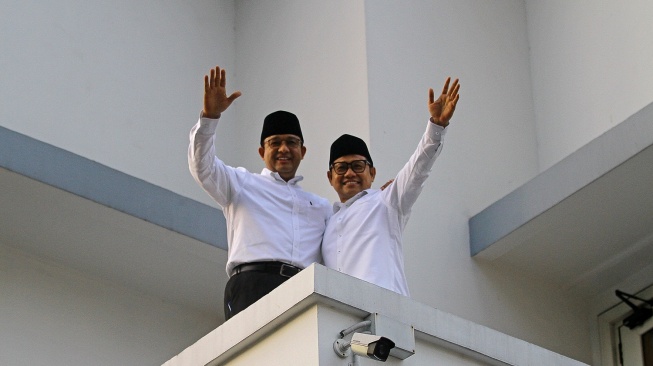 Bakal calon presiden Anies Baswedan dan bakal calon wakil presiden Muhaimin Iskandar berfoto bersama di sela Deklarasi Capres-Cawapres 2024 di Hotel Majapahit, Surabaya, Jawa Timur, Sabtu (2/9/2023).  [ANTARA FOTO/Moch Asim].