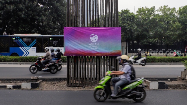 Sejumlah banner KTT ASEAN terpasang pada tiang monorel di kawasan Jalan Rasuna Said, Jakarta, Senin (4/9/2023). [Suara.com/Alfian Winanto]