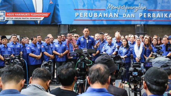 Ketua Umum Partai Demokrat Agus Harimurti Yudhoyono (tengah) didampingi kader partai menyampaikan keterangan kepada wartawan saat konferensi pers di DPP Demokrat, Jakarta, Senin (4/9/2023). [ANTARA FOTO/Asprilla Dwi Adha/nym]