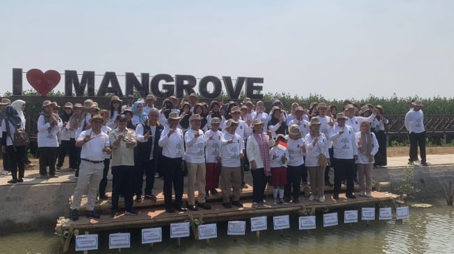 200 Pelajar Tangerang Ikut dalam Konservasi Mangrove Kerja Bersama Hijaukan Indonesia