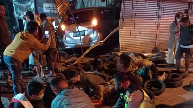 Hilang Kendali, Mobil Tabrak Pejalan Kaki hingga Warung Sayur di Sleman