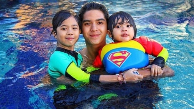 Al Ghazali bersama adik sambung sekaligu anak Ahmad Dhani dan Mulan Jameela, Safeea dan Muhammad Ali. [Instagram]