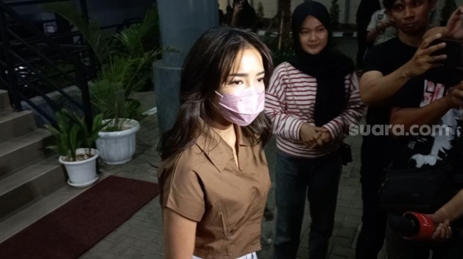 Fujianti Utami alias Fuji mendatangi Polres Jakarta Barat, Selasa (5/9/2023) untuk melaporkan mantan manajernya. [Tiara Rosana/Suara.com]