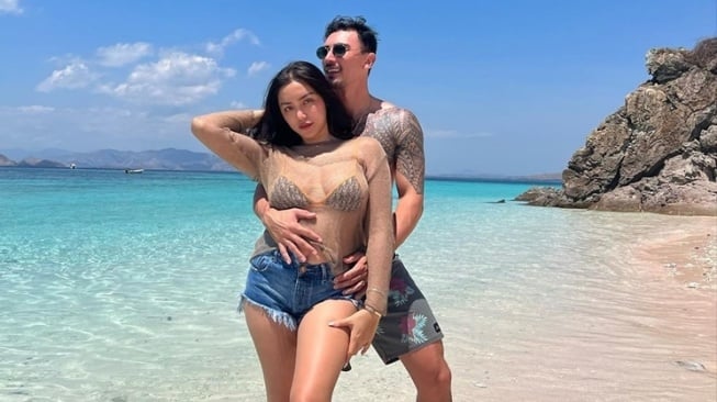 Aksi Jessica Iskandar dan Vincent Verhaag Pamer Body Goals di Laboan Bajo (Instagram/@inijedar)