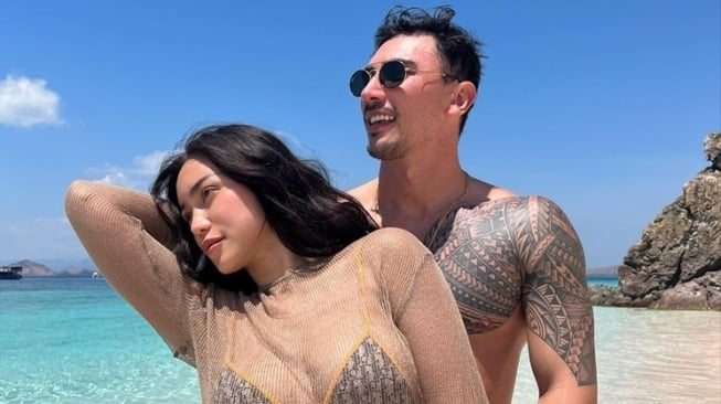 Aksi Jessica Iskandar dan Vincent Verhaag Pamer Body Goals di Laboan Bajo (Instagram/@inijedar)