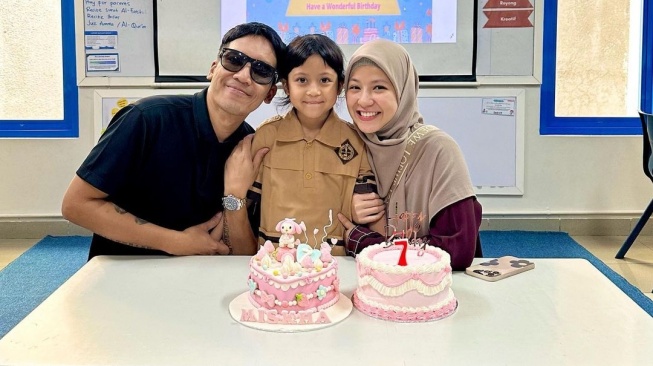 Potret Anak Artis Rayakan Ulang Tahun di Sekolah (Instagram/@desta80s)