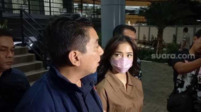 Fuji didampingi pengacaranya, Sandy Arifin mendatangi Polres Jakarta Barat, Selasa (5/9/2023) untuk melaporkan mantan manajernya. [Tiara Rosana/Suara.com]