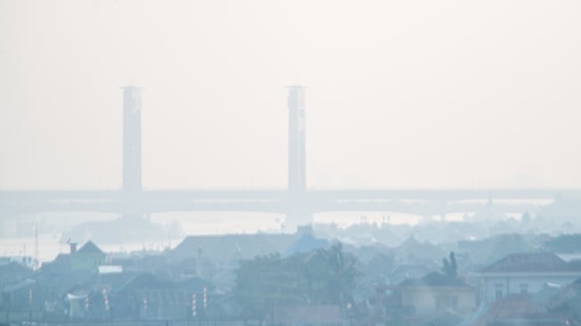 Suasana Jembatan Ampera yang tertutup kabut asap di Palembang, Sumatera Selatan, Selasa (5/9/2023). [ANTARA FOTO/Nova Wahyudi/YU]