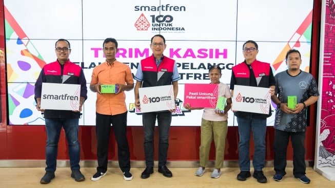 (Kiri-kanan) Sukaca Purwokardjono, Chief Marketing Officer Smartfren; Heri, Pemenang SmartPoin di Jabodetabek; Andrijanto Muljono, Chief Executive Officer Smartfren; Rusti Priyatna, Pemenang SmartPoin di Jabodetabek; Tom Alamas Dinharsa, Chief Sales & Distribution Officer Smartfren; dan Rudy Arifin, Pemenang SmartPoin di Jabodetabek saat penyerahan hadiah pemenang SmartPoin tertinggi dalam rangka Hari Pelanggan Nasional 2023 dan HUT ke-16 Smartfren, Senin (4/9/2023). (SuaraJogja.id/HO-Smartfren)