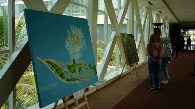 Dukung Seniman Lokal, The Alana Yogyakarta Hotel & Convention Center Pajang Belasan Lukisan di Sky Bridge