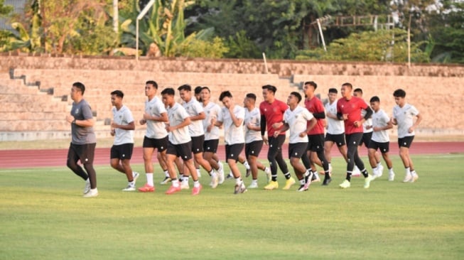 Sesi latihan Timnas Indonesia U-23 di Stadion Sriwedari, Solo pada Senin (4/9/2023) kemarin. (pssi.org)