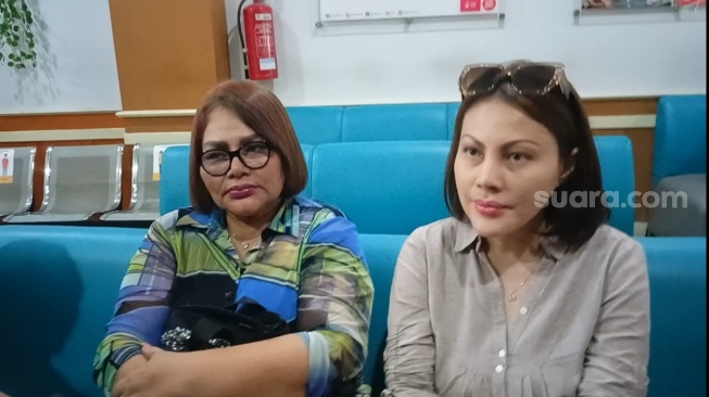 Eva Manurung, ibu Virgoun dan Febby Carol, kakak Virgoun di Pengadilan Agama Jakarta Barat pada Rabu (6/9/2023). [Suara.com/Rena Pangesti]