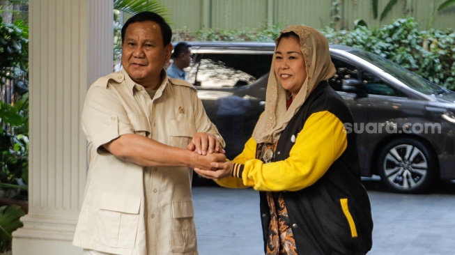 Ketua Umum Partai Gerindra Prabowo Subianto (kiri) dan Politisi Yenny Wahid (kanan)  bersalaman saat menggelar pertemuan di Kertanegara, Jakarta, Rabu (6/9/2023). [Suara.com/Alfian Winanto]