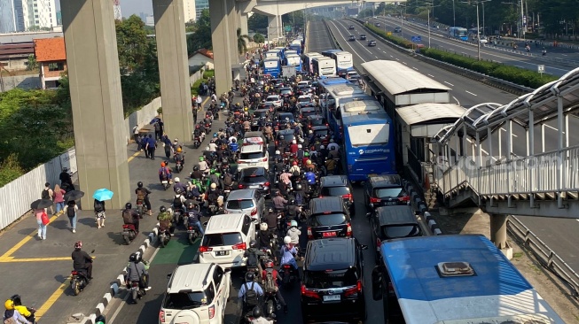 Kena Imbas Penutupan Jalan KTT ASEAN 2023, Pegawai Ini Memilih Jalan Kaki 1 Km Demi Sampai Kantor