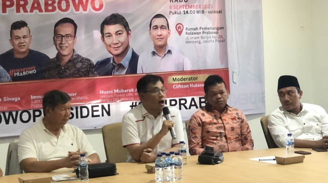 Aktivis Budiman Sudjatmiko dalam diskusi Kenapa Aktivis Dukung Prabowo di Rumah Pemenangan Relawan Prabowo, Menteng, Jakarta Pusat, Rabu (6/9/2023). [Suara.com/Dea]