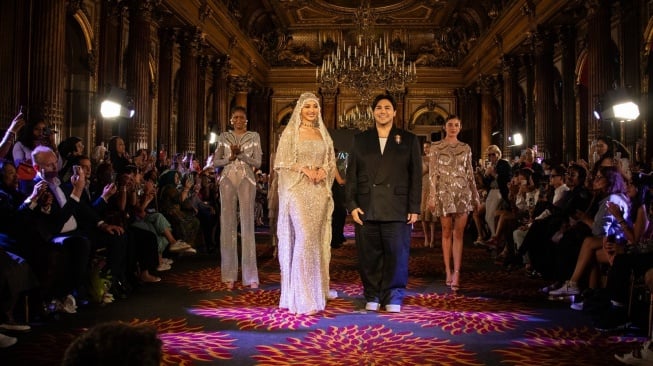 Ivan Gunawan memperkenalkan karya-karyanya di ajang Front Row Paris (FRP) 2023, di The Westin Vendome. [dokumentasi pribadi]