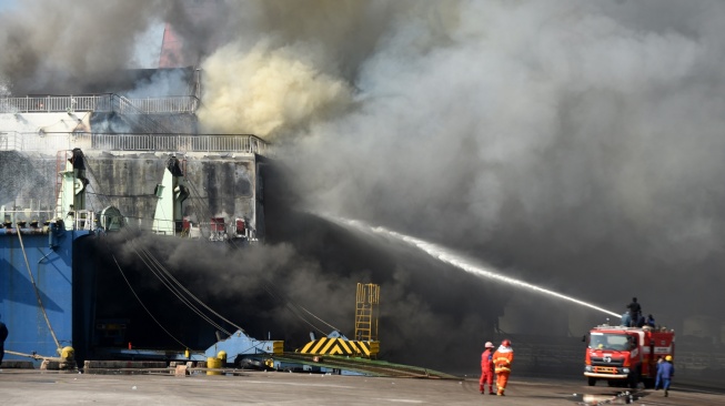 Petugas pemadam kebakaran berupaya memadamkan kobaran api yang membakar kapal Ferry KMP Mutiara Berkah I yang terbakar saat akan sandar di Pelabuhan Indah Kiat, Merak, Banten, Rabu (6/9/2023). [ANTARA FOTO/Asep Fathulrahman]