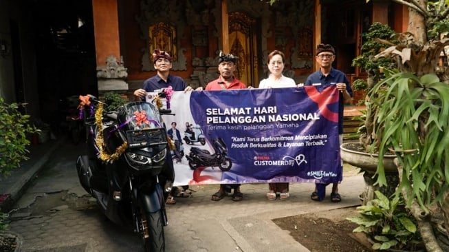 Dalam rangkaian Hari Pelanggan Nasional ini dilakukan special delivery unit Maxi Yamaha atau Classy Yamaha kepada konsumen terpilih yang membeli unit motor segmen unggulan ini [PT YIMM].