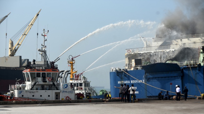 Petugas pemadam kebakaran berupaya memadamkan kobaran api yang membakar kapal Ferry KMP Mutiara Berkah I yang terbakar saat akan sandar di Pelabuhan Indah Kiat, Merak, Banten, Rabu (6/9/2023). [ANTARA FOTO/Asep Fathulrahman]