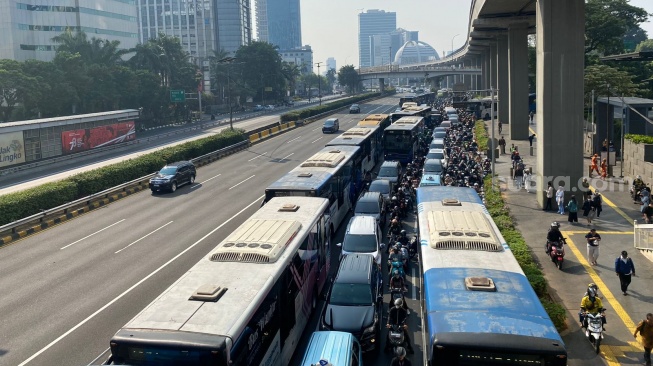 Kondisi Jalan Gatot Subroto, Jakarta yang diwarnai dengan kemacetan imbas dari penutupan lalu lintas dalam rangka KTT ke-43 ASEAN, Rabu (6/9/2023). (Risna)