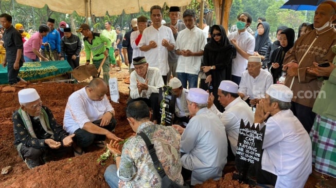 Prosesi pemakaman Hasanah, ibunda Edwin Super Bejo di TPU Menteng Pulo, Jakarta Selatan, Rabu (6/9/2023). [Suara.com/Tiara Rosana]