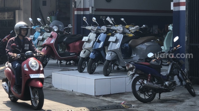 Lokasi pembunuhan Rizky Alam di dekat sebuah showroom jual beli motor bekas di kawasan Koja, Jakarta Utara. (Suara.com/Faqih)