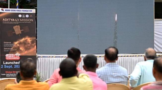 Anggota Central Industrial Security Force (CISF) menyaksikan siaran langsung peluncuran roket PSLV XL yang membawa pesawat ruang angkasa Aditya-L1 di Mumbai, India, Sabtu (2/9/2023). [Indranil MUKHERJEE / AFP]