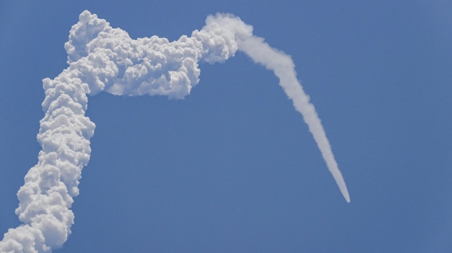 Roket PSLV XL yang membawa pesawat ruang angkasa Aditya-L1 lepas landas dari Satish Dhawan Space Center di Sriharikota, India, Sabtu (2/9/2023). [R. Satish BABU / AFP]