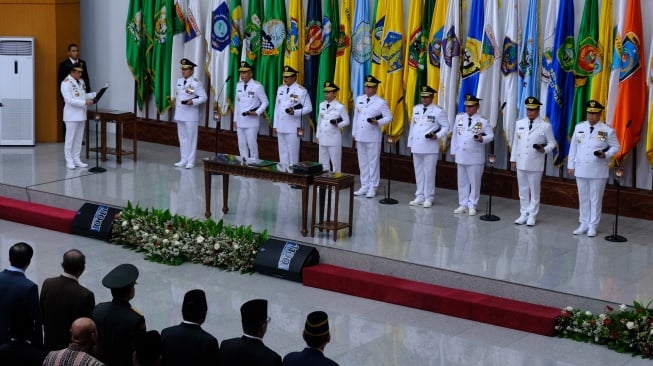 Menteri Dalam Negeri Tito Karnavian (kiri) melantik sembilan penjabat gubernur di Jakarta, Selasa (5/9/2023). [ANTARA FOTO/Jessica Wuysang/nz]
