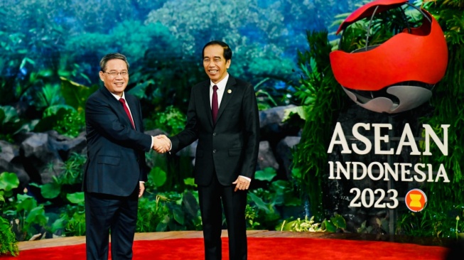 Presiden Joko Widodo atau Jokowi bersama Perdana Menteri China Li Qiang pada Konferensi Tingkat Tinggi (KTT) ke-26 ASEAN-China yang digelar di Jakarta Convention Center (JCC), Jakarta, Rabu (6/9/2023). (Laily Rachev - Biro Pers Sekretariat Presiden)