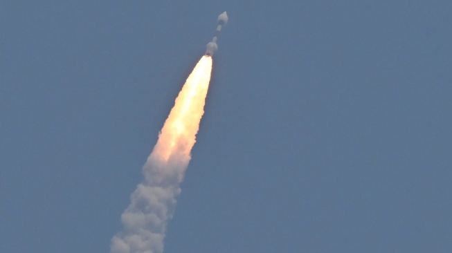 Roket PSLV XL yang membawa pesawat ruang angkasa Aditya-L1 lepas landas dari Satish Dhawan Space Center di Sriharikota, India, Sabtu (2/9/2023). [R. Satish BABU / AFP]