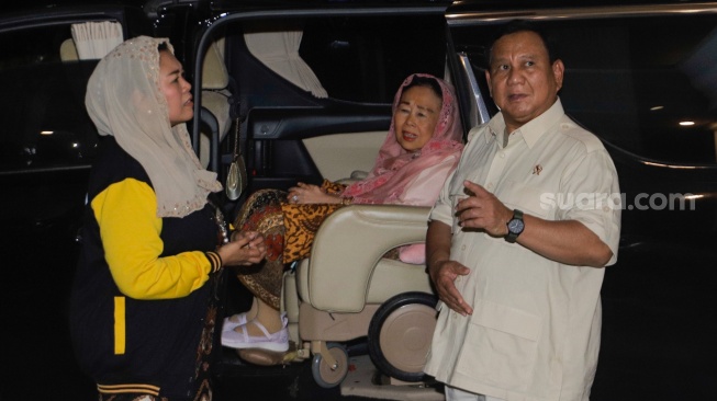 Ketua Umum Partai Gerindra Prabowo Subianto (kanan) berbicara dengan Istri dari Presiden ke-4 Abdurrahman Wahid atau Gus Dur, Sinta Nuriyah Wahid (tengah) dan Putrinya, Yenny Wahid (kiri) foto bersama saat berkunjung ke kediaman Prabowo di Kertanegara, Jakarta, Rabu (6/9/2023). [Suara.com/Alfian Winanto]