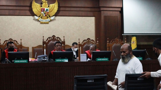 Terdakwa kasus dugaan suap dan gratifikasi Lukas Enembe diminta bersikap sopan di persidangan. (ANTARA FOTO/Reno Esnir).