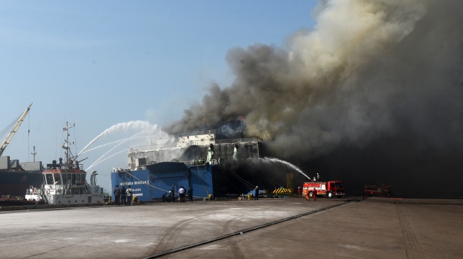 Petugas pemadam kebakaran berupaya memadamkan kobaran api yang membakar kapal Ferry KMP Mutiara Berkah I yang terbakar saat akan sandar di Pelabuhan Indah Kiat, Merak, Banten, Rabu (6/9/2023). [ANTARA FOTO/Asep Fathulrahman]