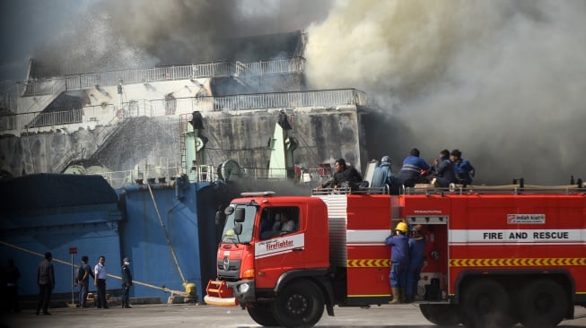 Sejumlah petugas pemadam kebakaran bersiap memadamkan kobaran api yang membakar kapal ferry KMP Mutiara Berkah I yang terbakar saat akan sandar di Pelabuhan Indah Kiat, Merak, Banten, Rabu (6/9/2023). [ANTARA FOTO/Asep Fathulrahman]