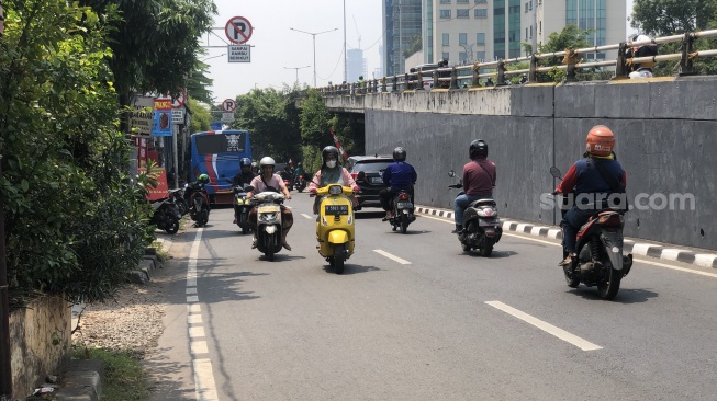 Alasan Pemotor Tiap Hari Lawan Arus di Dekat Flyover Kemanggisan Jakbar: Muternya Jauh, Makan Bensin!