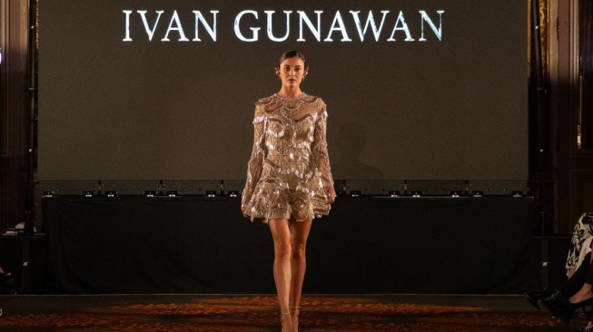 Seorang model memamerkan model rancangan Ivan Gunawan di ajang Front Row Paris (FRP) 2023, di The Westin Vendome. [dokumentasi pribadi]