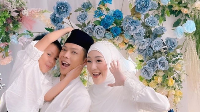 5 Potret Kebersamaan Ikram Rosadi dengan Anak Larissa Chou. (Dok: Instagram/LarissaChou)