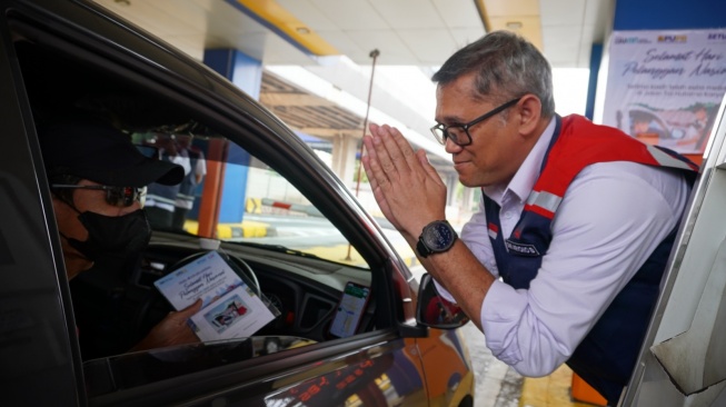 Hari Pelanggan Nasional, Hutama Karya Beri Cendera Mata Bagi Pengguna Tol Trans Sumatra dan Tol JORR S