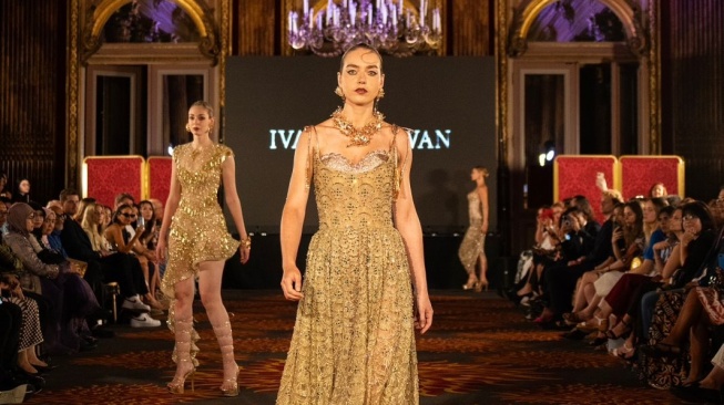 A number of models demonstrate models designed by Ivan Gunawan at the Front Row Paris (FRP) 2023 event, at The Westin Vendome.  (personal documentation)