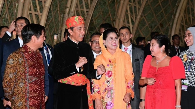 Penampilan Iriana Jokowi Kenakan Baju Adat Betawi Dalam Acara Gala Dinner KTT ASEAN, Anggun Banget!