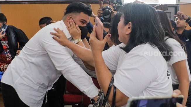 Terdakwa kasus penganiayaan David Ozora, Shane Lukas menangis saat menemui keluarganya usai menjalani sidang putusan di Pengadilan Negeri Jakarta Selatan, Jakarta, Kamis (7/9/2023). [Suara.com/Alfian Winanto]