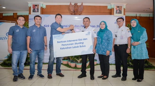 Kiri-kanan: Operation Director Asuransi Astra, Hendry Yoga; Compliance & Risk Management Director Asuransi Astra, Adi Sepiarso; President Director Asuransi Astra, Christopher Pangestu; Camat Kecamatan Cilandak, Djaharrudin M.Si.; Lurah Kelurahan Lebak Bulus, H. Jaenudin, S.Sos; dan Ketua Penggerak PKK Kelurahan Lebak Bulus, Yuyun saat penyerahan bantuan Intervensi Gizi dan Penurunan Stunting Kelurahan Lebak Bulus secara simbolis [Asuransi Astra].