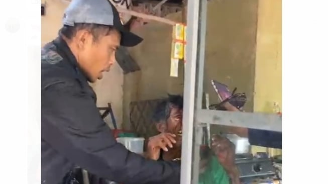 Seorang warga terluka saat warga Rempang hadang aparat lakukan pematokan tanah, (7/9) [tangkapanlayar]