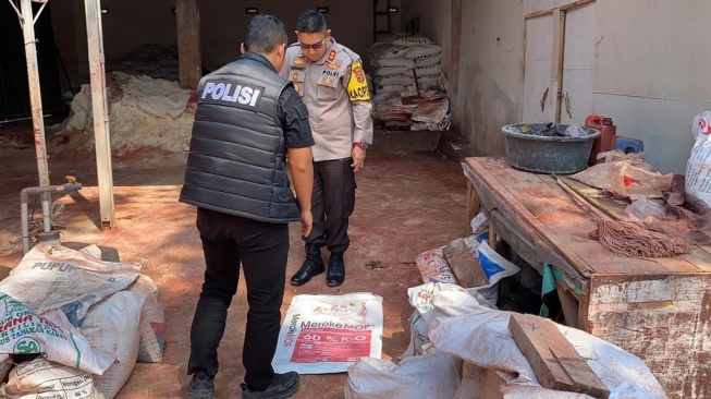 Polisi Gerebek Lokasi Pembuatan Pupuk Palsu di Kalianda, 3 Orang Jadi Tersangka