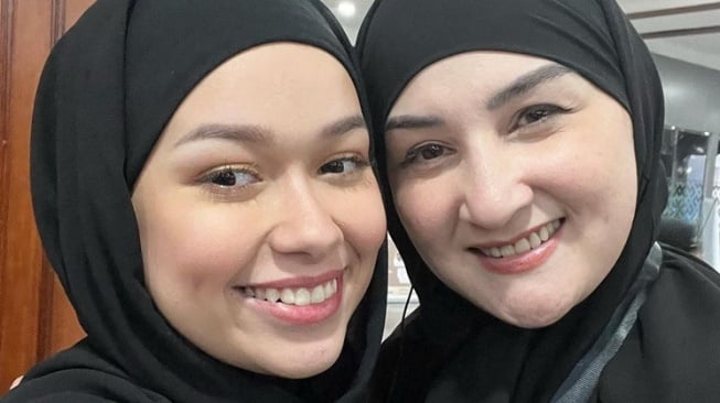 Potret Rebecca Klopper Berhijab (Instagram/@monaratuliu)