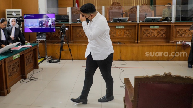 Terdakwa kasus penganiayaan David Ozora, Shane Lukas menangis saat menjalani sidang putusan di Pengadilan Negeri Jakarta Selatan, Jakarta, Kamis (7/9/2023). [Suara.com/Alfian Winanto]