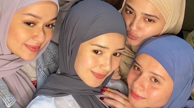 Potret Rebecca Klopper Berhijab (Instagram/@jovitakaren)