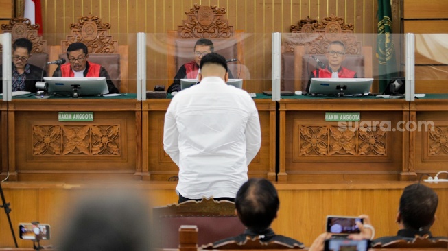 Terdakwa kasus penganiayaan David Ozora, Shane Lukas menangis saat menjalani sidang putusan di Pengadilan Negeri Jakarta Selatan, Jakarta, Kamis (7/9/2023). [Suara.com/Alfian Winanto]